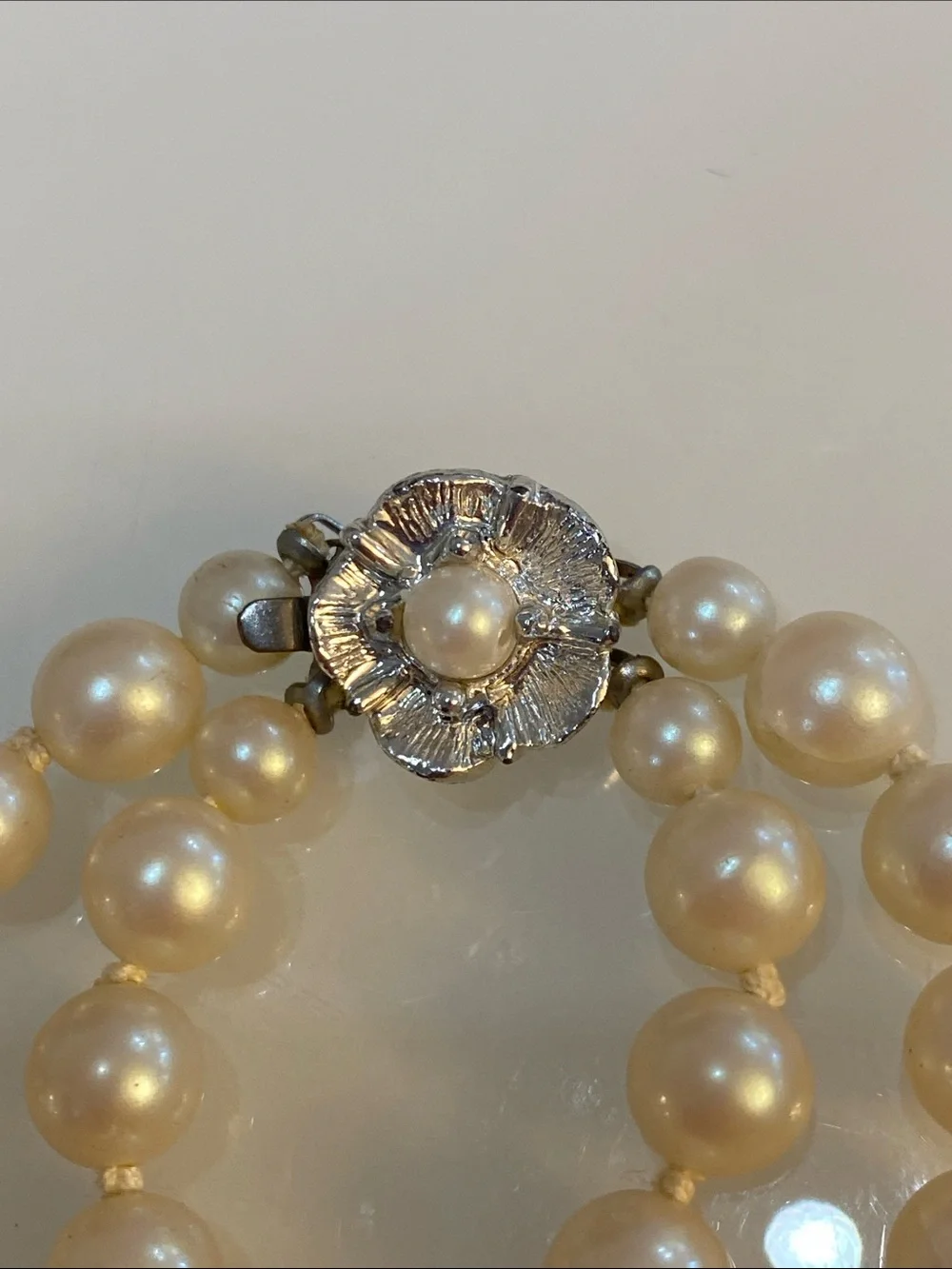 Japan Classic Cream Pearl Three-Strand Necklace with Decorative Clasp